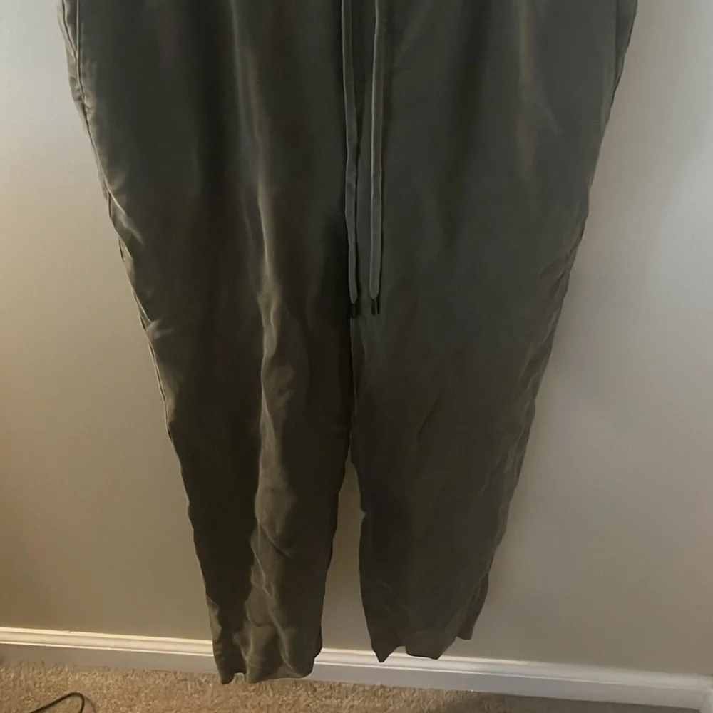 Banana republic drawstring pant, 100% Lyocell.  Olive green xs